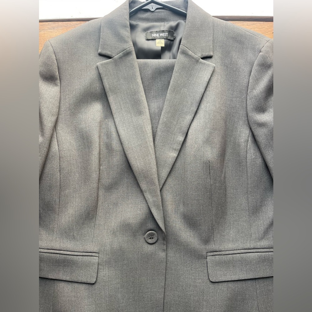 Nine West Women’s Suit READ DESCRIPTION